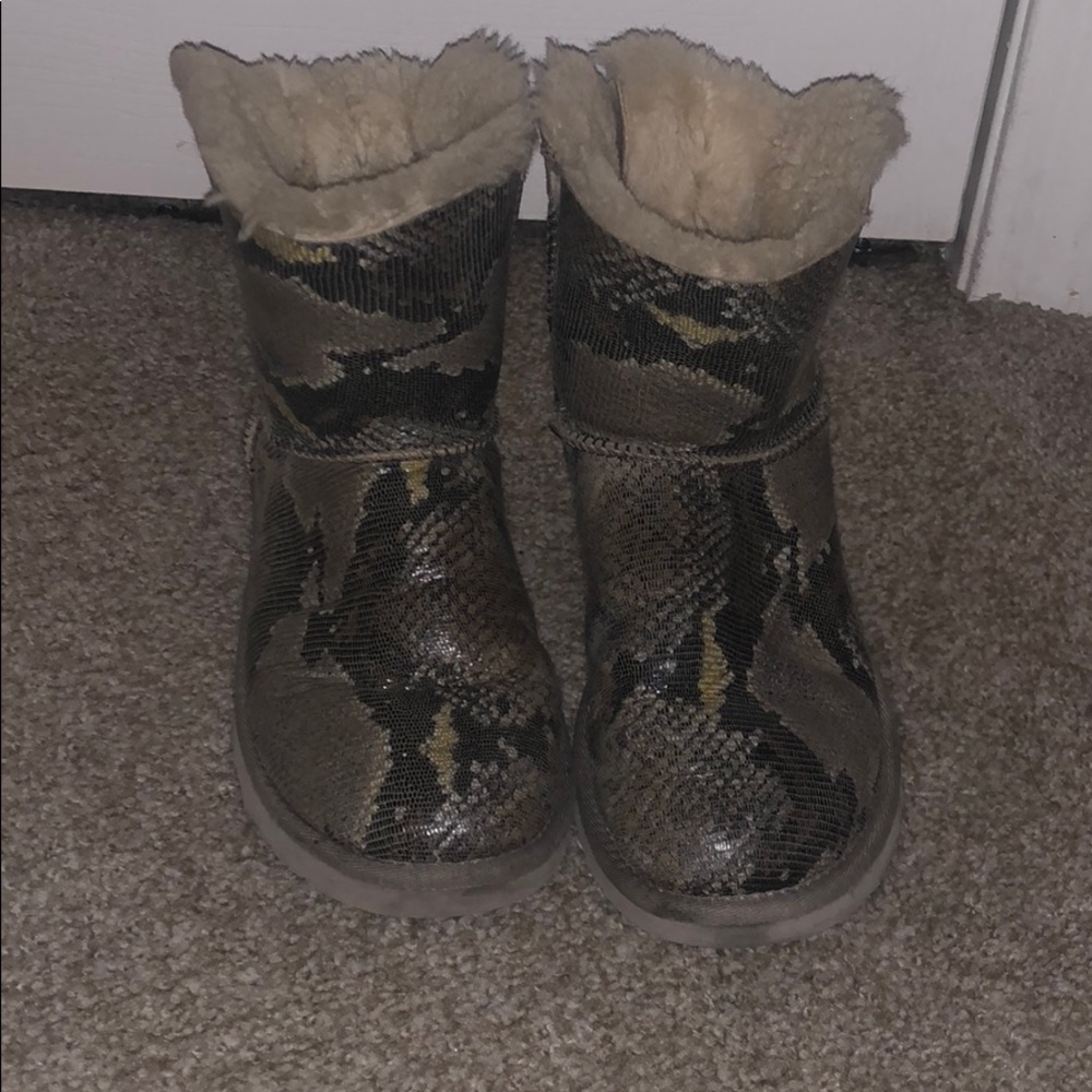 Snakeskin Bailey uggs with bows